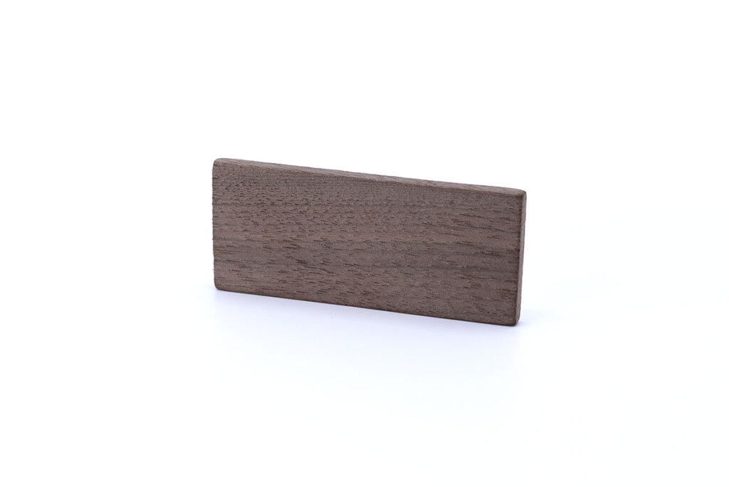 Material for handles: natural wood, European walnut