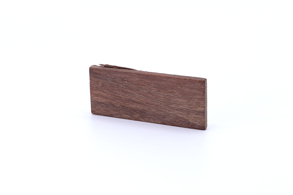 Material for handles: natural wood, red ivory