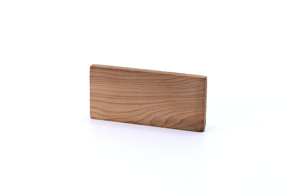 Material for handles: natural wood, common yew